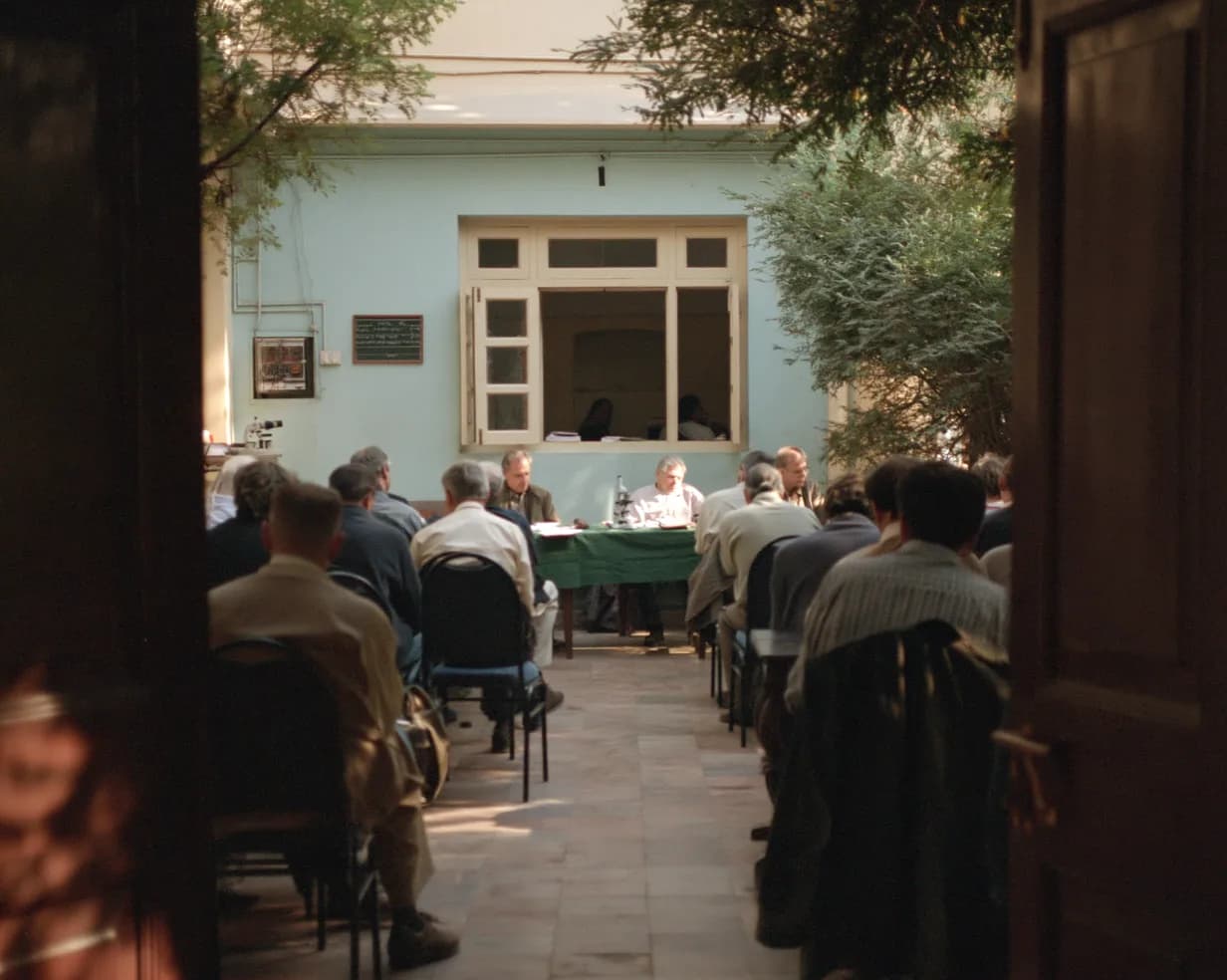 Justice Vyas addressing delegates. Dr. Balkrishna Kurvey, Dr. Yamini Alsi, Dr. Nalini Kurvey on dais.